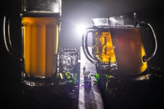 Wybór alkoholiczni napoje na nieociosanym drewnianym tle Kreatywnie grafiki dekoracja zdjęcie stock Wybór alkoholiczni napoje na nieociosanym drewnianym tle Kreatywnie grafiki dekoracja zdjęcie stock