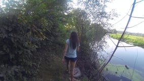 Wycieczkować kobiety trekking w tropikalny las deszczowy dżungli Tyły tylny widok młody żeński wycieczkowicza odprowadzenie na wę zbiory Wycieczkować kobiety trekking w tropikalny las deszczowy dżungli Tyły tylny widok młody żeński wycieczkowicza odprowadzenie na wę zbiory