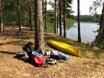 Wycieczkujący wyposażenie kłama w słońcu w lesie jeziorem Kaya fotografia stock Wycieczkujący wyposażenie kłama w słońcu w lesie jeziorem Kaya fotografia stock