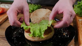 Wykonywa? r?cznie domowej roboty hamburgeru kulinarnego proces Cheeseburger, naczynie zdjęcia stock Wykonywa? r?cznie domowej roboty hamburgeru kulinarnego proces Cheeseburger, naczynie zdjęcia stock