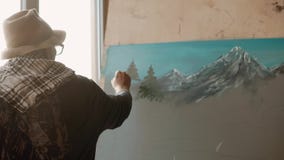 Wykwalifikowany artysta przedstawia sosny na obrazku muśnięciem i barwidłem, tylny widok zdjęcie wideo Wykwalifikowany artysta przedstawia sosny na obrazku muśnięciem i barwidłem, tylny widok zdjęcie wideo