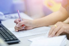 Wykład lub writing na komputerowym papierze zdjęcie stock Wykład lub writing na komputerowym papierze zdjęcie stock