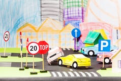 Wypadek drogowy dwa papierowego samochodu w zabawkarskim mieście zdjęcia stock Wypadek drogowy dwa papierowego samochodu w zabawkarskim mieście zdjęcia stock