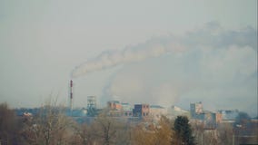 Wysoki zanieczyszczenie atmosfera z dymem i smog od chemicznej fabryki z dymną stertą Globalna pojęcie ziemia zbiory Wysoki zanieczyszczenie atmosfera z dymem i smog od chemicznej fabryki z dymną stertą Globalna pojęcie ziemia zbiory