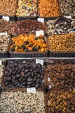 Wysuszone owoc i dokrętki opóźniają losu angeles boqueria rynek Barcelona Spain Obraz Royalty Free Wysuszone owoc i dokrętki opóźniają losu angeles boqueria rynek Barcelona Spain Obraz Royalty Free