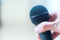 Wywiad: Dziennikarz trzyma mikrofon w jego r?ce z bliska zdjęcie stock Wywiad: Dziennikarz trzyma mikrofon w jego r?ce z bliska zdjęcie stock