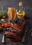 Wyśmienicie barbecued ziobro przyprawiali z korzennym fastrygowanie kumberlandem zdjęcia stock Wyśmienicie barbecued ziobro przyprawiali z korzennym fastrygowanie kumberlandem zdjęcia stock