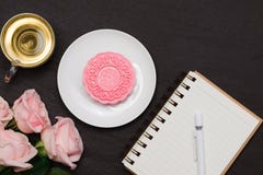 Wyśmienicie Chiński Tradycyjny przekąski Mooncake na stole obrazy royalty free Wyśmienicie Chiński Tradycyjny przekąski Mooncake na stole obrazy royalty free