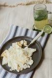 Wyśmienicie gotujący omlet na szarym pieluchy i beżu dywanie Domowej roboty lemoniada i rozdrapani jajka dla śniadaniowych Ciemny zdjęcia stock Wyśmienicie gotujący omlet na szarym pieluchy i beżu dywanie Domowej roboty lemoniada i rozdrapani jajka dla śniadaniowych Ciemny zdjęcia stock