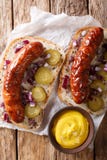 Wy?mienicie grzanki z piec na grillu kie?basami, kiszonymi og?rkami, cebulami i musztard? w g?r?, Pionowo odg?rny widok zdjęcie stock Wy?mienicie grzanki z piec na grillu kie?basami, kiszonymi og?rkami, cebulami i musztard? w g?r?, Pionowo odg?rny widok zdjęcie stock