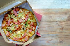 Wyśmienicie pizza z baleronem, uwędzonym kurczakiem i uwędzoną kiełbasą, zdjęcia royalty free Wyśmienicie pizza z baleronem, uwędzonym kurczakiem i uwędzoną kiełbasą, zdjęcia royalty free