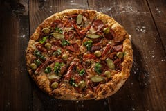 Wyśmienicie włoska pizza słuzyć na stole obraz stock Wyśmienicie włoska pizza słuzyć na stole obraz stock