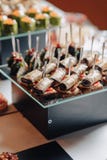 Wyśmienicie świąteczny bufet z canapés i różnymi wyśmienicie posiłkami fotografia stock Wyśmienicie świąteczny bufet z canapés i różnymi wyśmienicie posiłkami fotografia stock
