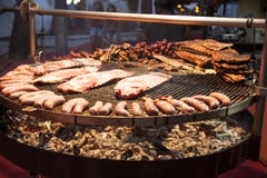 Wyśmienity mięso składa wieprzowina ziobro, kiełbasy, na wielkim grillu Obrazy Stock Wyśmienity mięso składa wieprzowina ziobro, kiełbasy, na wielkim grillu Obrazy Stock