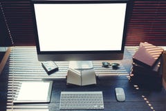 Wyśmiewa up domowy desktop z komputeru osobistego komputerem i cyfrową pastylką z puste miejsce kopii przestrzeni ekranem dla twó obraz stock Wyśmiewa up domowy desktop z komputeru osobistego komputerem i cyfrową pastylką z puste miejsce kopii przestrzeni ekranem dla twó obraz stock