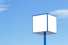 Wyśmiewa up reklamowy billboard z niebieskiego nieba tłem obraz stock Wyśmiewa up reklamowy billboard z niebieskiego nieba tłem obraz stock