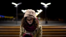 Wzburzonej i rozczarowanej damy czytelniczy email na jej smartphone, odbiorcza zła wiadomość zdjęcie royalty free Wzburzonej i rozczarowanej damy czytelniczy email na jej smartphone, odbiorcza zła wiadomość zdjęcie royalty free