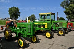 Wznawiający stary John Deere M, 4020 i 520, ciągniki obrazy stock Wznawiający stary John Deere M, 4020 i 520, ciągniki obrazy stock