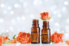 Wzrastał istotne nafciane butelki na bielu stole z bokeh skutkiem Zdrój, aromatherapy, wellness, piękna tło zdjęcie royalty free Wzrastał istotne nafciane butelki na bielu stole z bokeh skutkiem Zdrój, aromatherapy, wellness, piękna tło zdjęcie royalty free