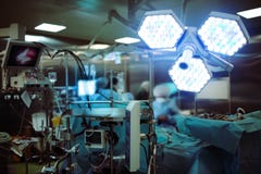Wärmen Sie Arbeit von Chirurgen im Operationsraum unter dem elektronischen lizenzfreie stockfotos Wärmen Sie Arbeit von Chirurgen im Operationsraum unter dem elektronischen lizenzfreie stockfotos