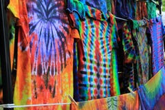 Wäscheleine von gebatikten T-Shirts am Markt lizenzfreie stockfotos Wäscheleine von gebatikten T-Shirts am Markt lizenzfreie stockfotos