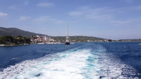 Wässern Sie die Spur, die von den Fährenmaschinen gebildet wird, die Insel verlassen Wässern Sie die Spur, die von den Fährenmaschinen gebildet wird, die Insel verlassen