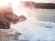 Wässern Sie Spritzen der brechenden Welle auf dem felsigen Ufer Lizenzfreie Stockfotos Wässern Sie Spritzen der brechenden Welle auf dem felsigen Ufer Lizenzfreie Stockfotos