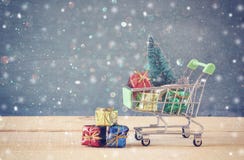 Wózek na zakupy z choinką i teraźniejszość zdjęcie stock Wózek na zakupy z choinką i teraźniejszość zdjęcie stock