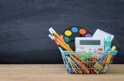 Wózek na zakupy z szkolną dostawą przed blackboard tylna koncepcji do szkoły obraz royalty free Wózek na zakupy z szkolną dostawą przed blackboard tylna koncepcji do szkoły obraz royalty free