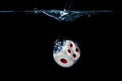Würfeln Sie mit die Zahlen einen und vier Gesichtern im Wasser mit schwarzem Hintergrund lizenzfreies stockfoto Würfeln Sie mit die Zahlen einen und vier Gesichtern im Wasser mit schwarzem Hintergrund lizenzfreies stockfoto
