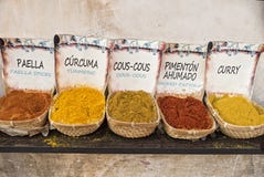 Würze und Gewürze für die Herstellung von Mahlzeiten für Paella und Marokko und lizenzfreies stockfoto Würze und Gewürze für die Herstellung von Mahlzeiten für Paella und Marokko und lizenzfreies stockfoto