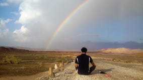 Wüsten-Regenbogen in Mitspe Ramon, Wüste Negev, Krater, in Israel, der Nahe Osten lizenzfreie stockfotografie Wüsten-Regenbogen in Mitspe Ramon, Wüste Negev, Krater, in Israel, der Nahe Osten lizenzfreie stockfotografie