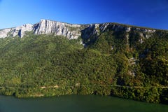 Wąwóz Danube rzeka widzieć od Rumuńskiego banka Serbski bank prawy bank rzeka w tle Obrazy Stock Wąwóz Danube rzeka widzieć od Rumuńskiego banka Serbski bank prawy bank rzeka w tle Obrazy Stock