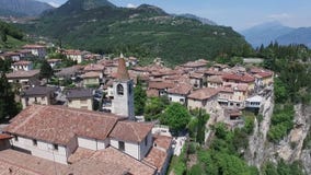 Włochy Kościół na halnym i starym miasteczku Panorama wspaniały Jeziorny Garda otaczający górami wideo zbiory wideo Włochy Kościół na halnym i starym miasteczku Panorama wspaniały Jeziorny Garda otaczający górami wideo zbiory wideo