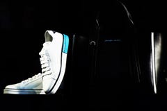 Włoscy gatunku Prada buty i kobieta zdosą, w nadokiennym kupującym luksusowy mod ubrań sklep fotografia stock Włoscy gatunku Prada buty i kobieta zdosą, w nadokiennym kupującym luksusowy mod ubrań sklep fotografia stock