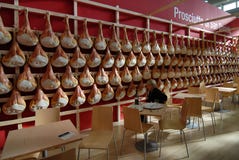 Włoscy karmowi specjalności San Daniele surowi balerony wieszali w karmowym jarmarku stojaku zdjęcie stock Włoscy karmowi specjalności San Daniele surowi balerony wieszali w karmowym jarmarku stojaku zdjęcie stock