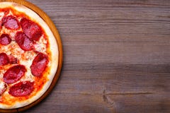 Włoska pepperoni pizza na drewnie, kopii przestrzeń obrazy royalty free Włoska pepperoni pizza na drewnie, kopii przestrzeń obrazy royalty free