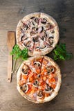 Włoska pizza na brown drewnianym tle obrazy royalty free Włoska pizza na brown drewnianym tle obrazy royalty free
