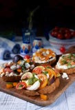 Włoski bruschetta na ciemnym drewnie obraz stock Włoski bruschetta na ciemnym drewnie obraz stock