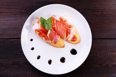 Włoski bruschetta z Prosciutto di Parma dalej i kremowym serem zdjęcia royalty free Włoski bruschetta z Prosciutto di Parma dalej i kremowym serem zdjęcia royalty free