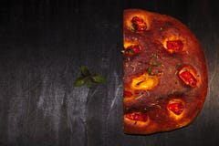 Włoski focaccia chleb z pomidorami i ziele obrazy stock Włoski focaccia chleb z pomidorami i ziele obrazy stock