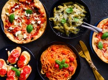 Włoski jarski makaron, bruschetta i pizza, obraz royalty free Włoski jarski makaron, bruschetta i pizza, obraz royalty free