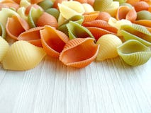 Włoski jedzenie - barwiony uncooked conchiglie makaron zdjęcia royalty free Włoski jedzenie - barwiony uncooked conchiglie makaron zdjęcia royalty free