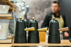 Włoszczyzna stylowy kawowy producent z barmanem w tle fotografia stock Włoszczyzna stylowy kawowy producent z barmanem w tle fotografia stock