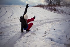 Wśliznie na śliskim śniegu na drogowym śladzie i lodzie przy krajem w marznięcie zimy dniu Fotografia Stock Wśliznie na śliskim śniegu na drogowym śladzie i lodzie przy krajem w marznięcie zimy dniu Fotografia Stock