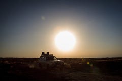 4x4 auto die woestijn kruisen bij Danakil-Depressie stock afbeeldingen 4x4 auto die woestijn kruisen bij Danakil-Depressie stock afbeeldingen