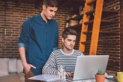 They& x27; com referência a um par novo esclarecido da tecnologia fotos de stock They& x27; com referência a um par novo esclarecido da tecnologia fotos de stock