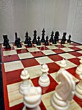 A xadrez é um jogo da lógica da tabela com figuras especiais em uma placa de 64 pilhas para dois rivais, combinando elementos da Fotos de Stock A xadrez é um jogo da lógica da tabela com figuras especiais em uma placa de 64 pilhas para dois rivais, combinando elementos da Fotos de Stock