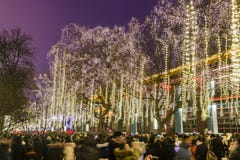 Xi ?, China - 13 Februari, 2019 De menigte bij Toneelvlek voor viert Chinees de lentefestival stock fotografie Xi ?, China - 13 Februari, 2019 De menigte bij Toneelvlek voor viert Chinees de lentefestival stock fotografie