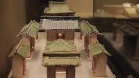 XI'AN China 30. Mai 2012: Chinesische alte Kulturdenkmalanzeige in Shaanxi-Museum stock video footage XI'AN China 30. Mai 2012: Chinesische alte Kulturdenkmalanzeige in Shaanxi-Museum stock video footage